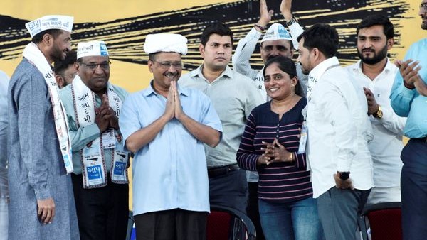 Arvind Kejriwal Offers Free Pilgrimage If AAP Voted To Power In Gujarat to peoples Arvind Kejriwal Offers Free Pilgrimage If AAP Voted To Power In Gujarat to peoples