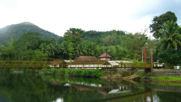 ದೇವಸ್ಥಾನದ ಪಕ್ಕದಲ್ಲೇ ದೇವರ ಮೀನುಗಳು