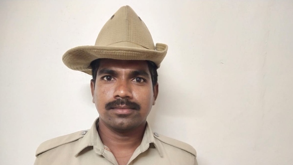 Railway police rescued a woman caught under train Railway police rescued a woman caught under train