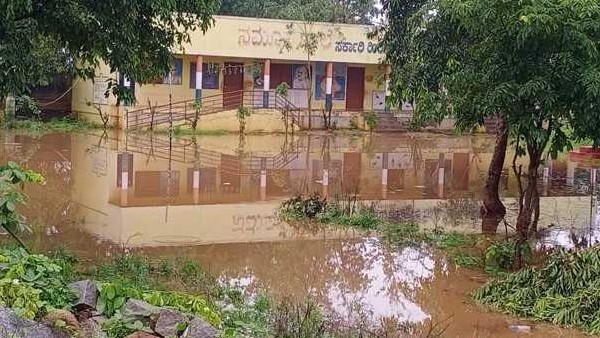 Chithradurga: school submerged due to heavy rain Chithradurga: school submerged due to heavy rain