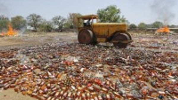 Thousands of liters of illegal liquor kept hidden in the Ganga river recovered Thousands of liters of illegal liquor kept hidden in the Ganga river recovered