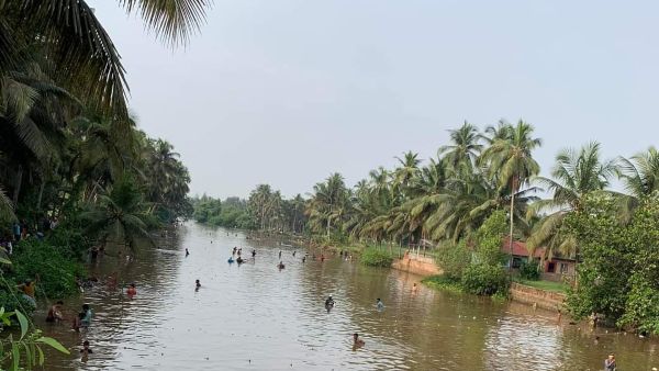 ಭಕ್ತರು ಮೀನು ಖರೀದಿ ಮಾಡುತ್ತಾರೆ