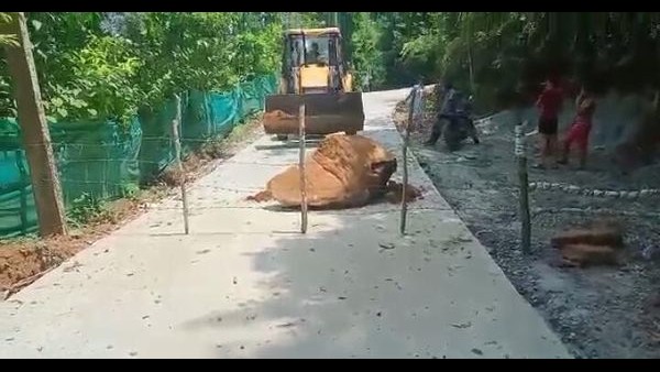 BJP Workers Blocked Newly Constructed Road At Kalasa BJP Workers Blocked Newly Constructed Road At Kalasa
