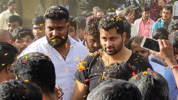 800 ಮಕ್ಕಳಿಗೆ ಸಮವಸ್ತ್ರ ವಿತರಿಸಿದ ಅಭಿಷೇಕ್