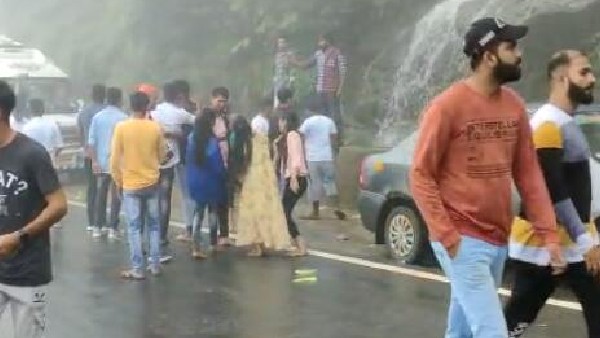 ರಸ್ತೆ ಮಧ್ಯೆ ನಿಂತು ಸ್ಪೆಲಿಗೆ ಮುಗಿಬಿದ್ದ ಯವಕ-ಯುವತಿಯರು