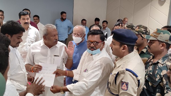 Verbal War Between Minister Byrati Basavaraj and villagers over Road encroachment in Davanagere Verbal War Between Minister Byrati Basavaraj and villagers over Road encroachment in Davanagere
