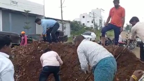 Old Kundavada Villagers Removed Illegal Encroachment Of Road By Man Old Kundavada Villagers Removed Illegal Encroachment Of Road By Man