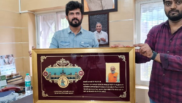 Famous Mysuru Peta and Gold coated Photo gift to PM Modi Famous Mysuru Peta and Gold coated Photo gift to PM Modi