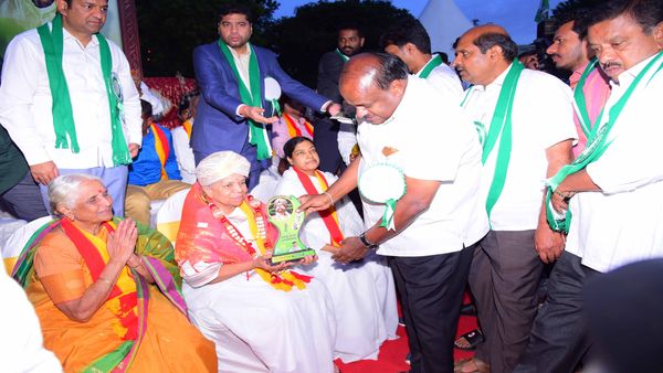 ಭೂ ದಾಹಕ್ಕೆ ಬೆಂಬಲ ಕೊಟ್ಟ ರಾಜಕಾರಣಿ
