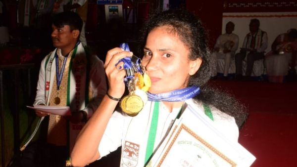 ಚಿನ್ನದ ಪದಕಕ್ಕೆ ಮುತ್ತಿಟ್ಟು ಸಂತಸ