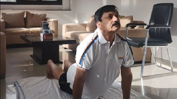 ಮನೆಯಲ್ಲೇ ಯೋಗ ಮಾಡಿದ ಆರಗ ಜ್ಞಾನೇಂದ್ರ