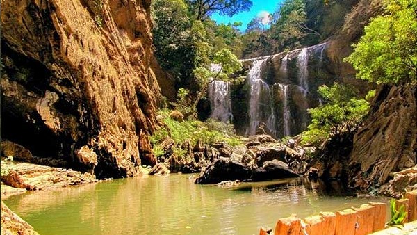 ಸಾತೋಡಿ ಜಲಪಾತದ ರಮಣೀಯ ದೃಶ್ಯ