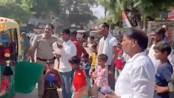 Viral: One Auto, One Family, 27 Passengers - Police Shocked Viral: One Auto, One Family, 27 Passengers - Police Shocked