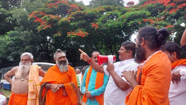ಮೈದಾನದಲ್ಲೇ ಪ್ರತಿಭಟನೆ