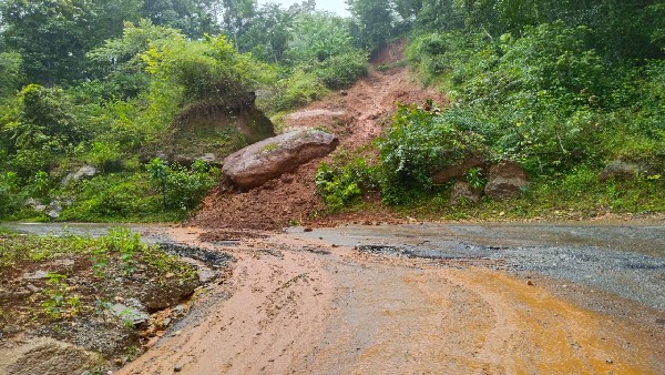 ಗಣೇಶ್ ಹೆಗಡೆ ಮನೆ ಮೇಲೆ ಗುಡ್ಡ ಕುಸಿದು, ಪುಸ್ತಕಗಳು ನೀರು ಪಾಲು