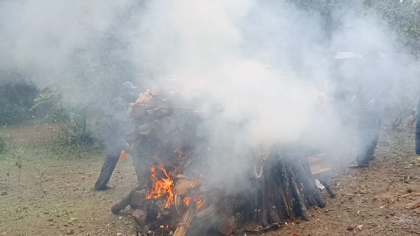 ತೀರ್ಥಹಳ್ಳಿಯಲ್ಲಿ ಮಳೆಯಲ್ಲೇ ಶವಸಂಸ್ಕಾರ