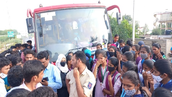 ಕಾಲೇಜು ಬಿಡಿಸಲು ಮುಂದಾಗುತ್ತಿರುವ ಪಾಲಕರು