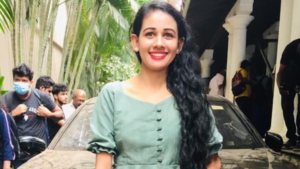 Photos Of Sri Lankan Girl At Presidents Palace Go Viral Photos Of Sri Lankan Girl At Presidents Palace Go Viral