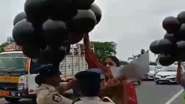 PM Modi Andhra Visit : Congress Worker Release Balloons Close To PM Modis Chopper PM Modi Andhra Visit : Congress Worker Release Balloons Close To PM Modis Chopper