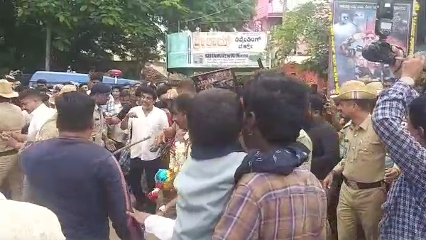 ಅಭಿಮಾನಿಗಳೊಂದಿಗೆ ಚಿತ್ರ ವೀಕ್ಷಿಸಿದ ಶಿವಣ್ಣ
