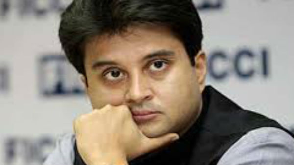 Smriti Irani And Jyotiraditya Scindia Get Additional Portfolios After Naqvi And RCP Singh Resigned Smriti Irani And Jyotiraditya Scindia Get Additional Portfolios After Naqvi And RCP Singh Resigned