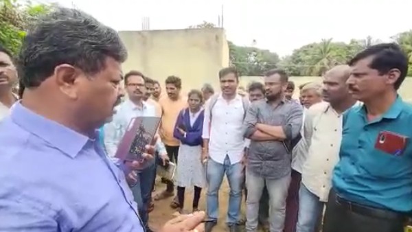 MLA Renukacharya Lashes out against ZP officials for Seeking Money from Farmers MLA Renukacharya Lashes out against ZP officials for Seeking Money from Farmers