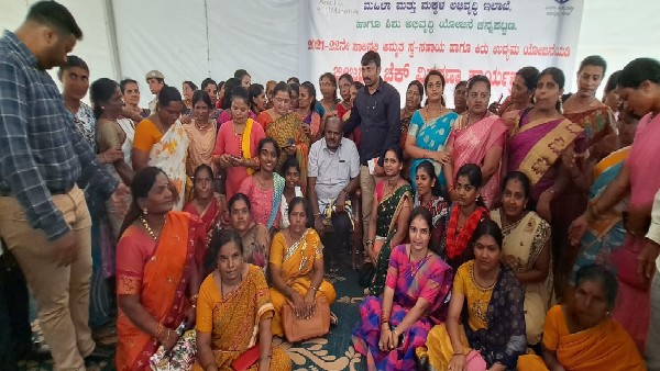 BJP women members of CMC outrage against HD Kumaraswamy BJP women members of CMC outrage against HD Kumaraswamy