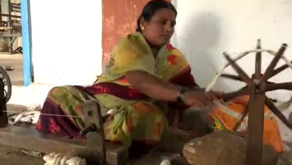 Weavers of National Flag Fabric to Request to Hike Salary in Bagalkot Weavers of National Flag Fabric to Request to Hike Salary in Bagalkot