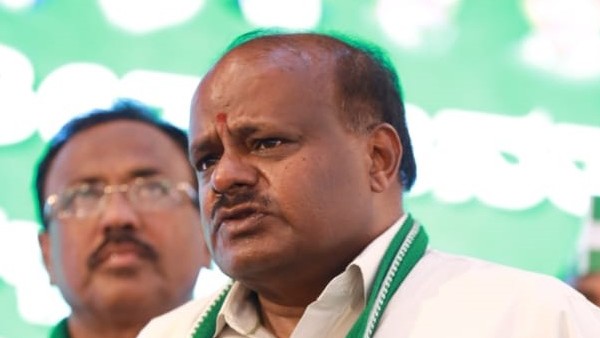 ಮೊಟ್ಟೆ ಎಸೆಯುವುದು ಖಂಡನೀಯ