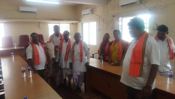 ಸಭಾಂಗಣಕ್ಕೆ ಗೋಮೂತ್ರ ಸಿಂಪಡಿಸಿದ ಬಿಜೆಪಿ