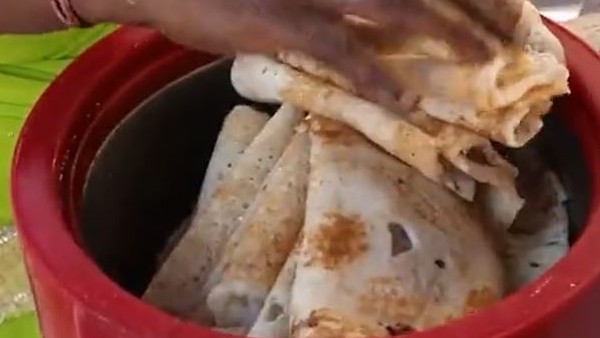 ನಾಲ್ಕು ಹೆಣ್ಣು ಮಕ್ಕಳನ್ನು ಹೊಂದಿರುವ ಮಂಗಮ್ಮ