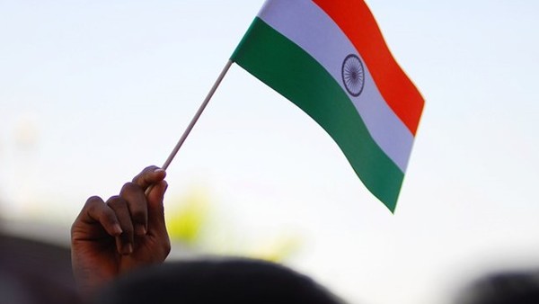 ಆಸಕ್ತರಿಗೆ ಉಚಿತ ತಿರಂಗಾ ನೀಡಬೇಕು
