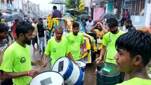 Odisha Family bids tearful farewell to pet dog with DJ, decorations Odisha Family bids tearful farewell to pet dog with DJ, decorations