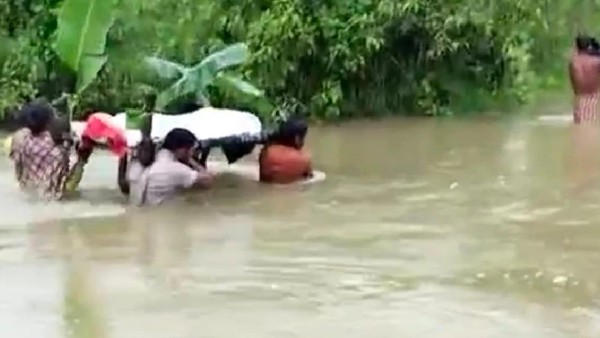 Odisha: Relatives carried the corpse in chest-deep water Odisha: Relatives carried the corpse in chest-deep water