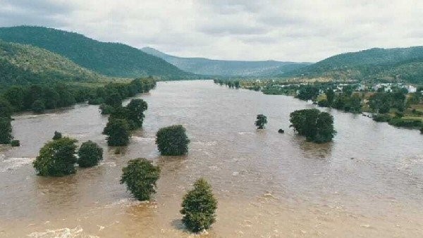 ಭಾರಿ ಮಳೆಯಿಂದಾಗಿ ಉಕ್ಕಿ ಹರಿಯುತ್ತಿರುವ ನದಿಗಳು