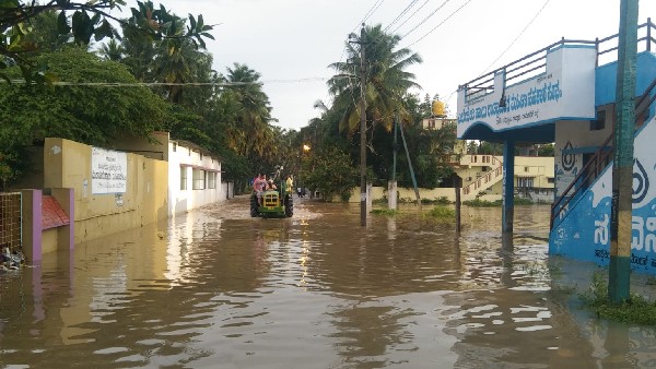 ಕಾಲುವೆ ಮುಚ್ಚಿದ ಪರಿಣಾಮ ಜಮೀನಿಗೆ ನೀರು