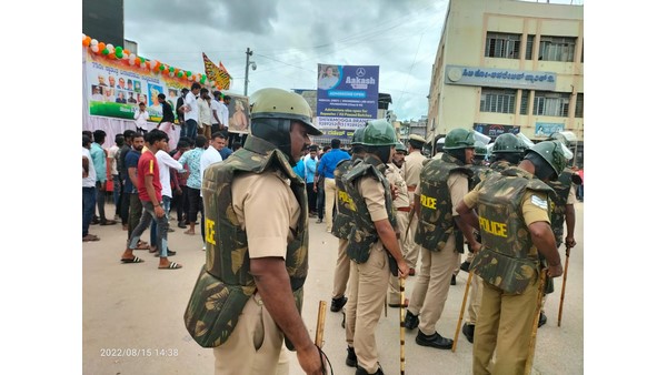 ವಿ.ಡಿ.ಸಾವರ್ಕರ್ ಫೋಟೋ ವಶ ಪಡೆದ ಪೊಲೀಸರು