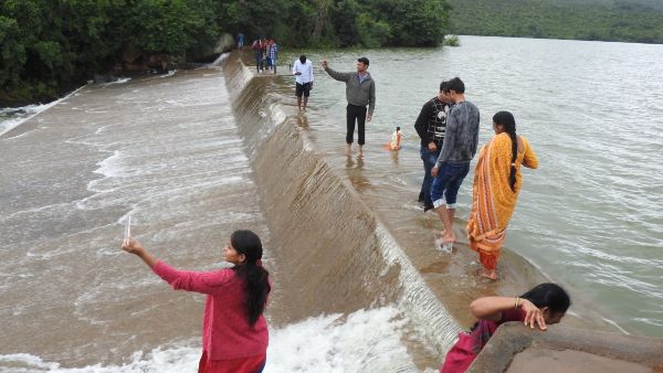 Car was washed away in Chikkamagaluru Ayyanakere Locals Rescue 2 persons Car was washed away in Chikkamagaluru Ayyanakere Locals Rescue 2 persons