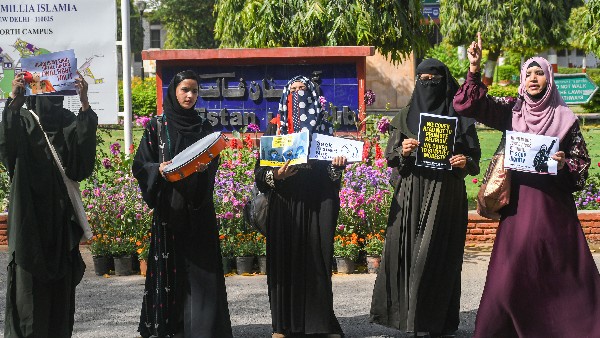 ಡ್ರೆಸ್ ಕೋಡ್ನ್ನು ರಾಜ್ಯ ಸರ್ಕಾರ ನಿರ್ಧರಿಸಬಹುದೇ?
