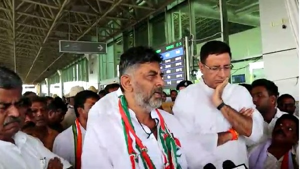 ಸರ್ಕಾರದಲ್ಲಿ ಆಡಳಿತ ನಡೆಸುತ್ತಿಲ್ಲ