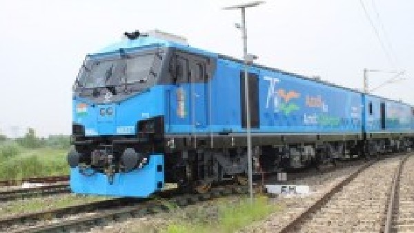 Kashmirs First Electric train will travell Banihal to Baramulla from October 2nd Kashmirs First Electric train will travell Banihal to Baramulla from October 2nd