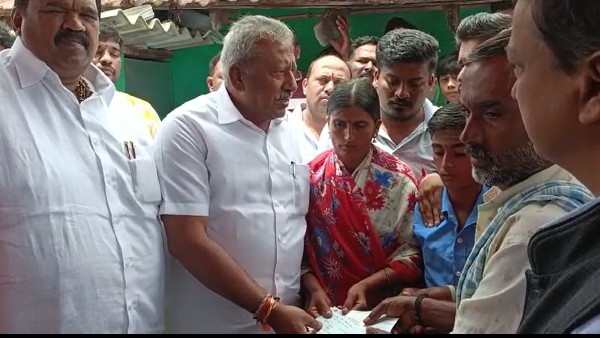 Kadur: Rs 10 lakh compensation to Somanahalli Tanda Rakshita family Kadur: Rs 10 lakh compensation to Somanahalli Tanda Rakshita family