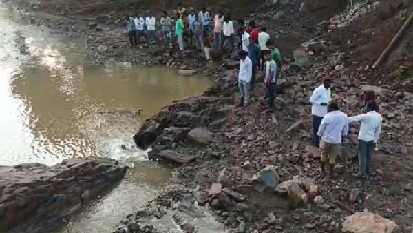 Two Youth Dies After Falling off two Wheeler into Pothole in Nagavi village Gadag Two Youth Dies After Falling off two Wheeler into Pothole in Nagavi village Gadag