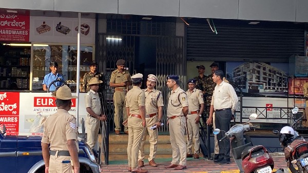 PFI Offices in Mangaluru Sealed by Police after Central Government Announce Ban PFI Offices in Mangaluru Sealed by Police after Central Government Announce Ban