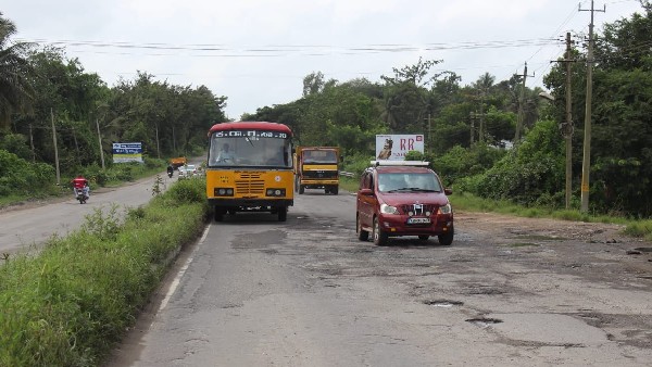 ಗುಂಡಿಬಿದ್ದ ರಸ್ತೆ, ವಾಹನ ಸವಾರರ ಪರದಾಟ