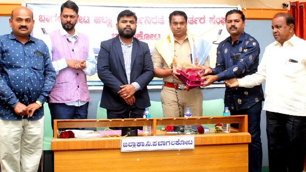 Bagalkote: Press sticker ban for vehicles, QR code card for official journalists! Bagalkote: Press sticker ban for vehicles, QR code card for official journalists!