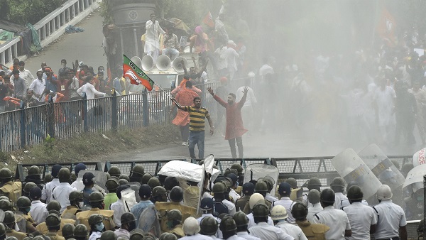 BJPs Nabanna Chalo Rally: Kolkata Police Officer Assaulted: 3 Arrested BJPs Nabanna Chalo Rally: Kolkata Police Officer Assaulted: 3 Arrested