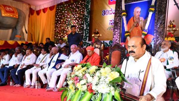 ಹಣದ ಕೊರತೆಯಿಂದ ವಿದ್ಯಾರ್ಥಿಗಳು ಶಿಕ್ಷಣ ತೊರೆಯಬಾರದು
