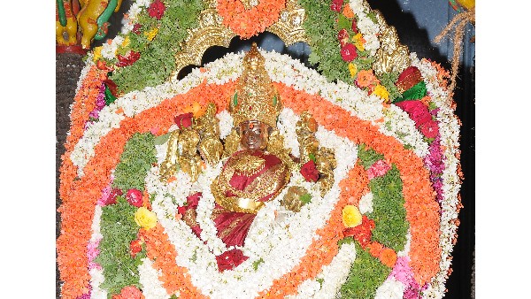 ಪ್ರತಿದಿನ ವಿಶಿಷ್ಟ ಅಲಂಕಾರದೊಂದಿಗೆ ವಿಶೇಷ ಪೂಜೆ