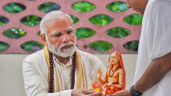 ಏರ್ ಪೋರ್ಟ್ ಲಾಂಜ್ನಲ್ಲಿ ಉಳಿದಕೊಳ್ಳುವ ಮೋದಿ